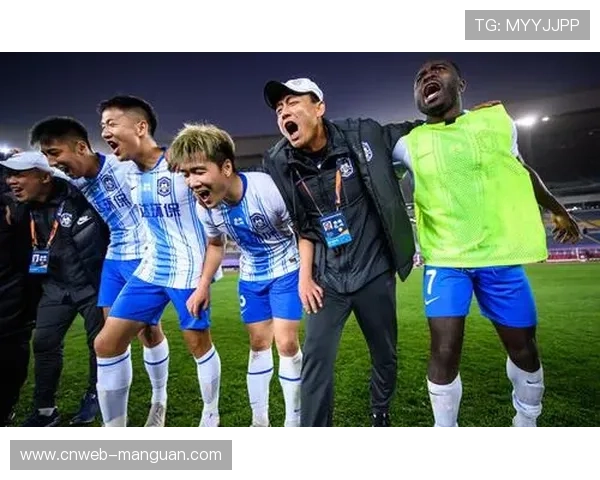 芝加哥火焰球迷客场支持保级战 高挂巨幅标语激励球队 芝加哥火焰球迷客场支持保级战 高挂巨幅标语激励球队