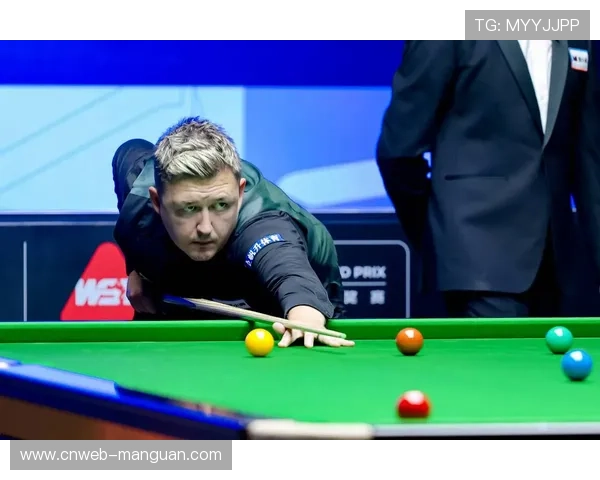 英锦赛现场设模拟斯诺克体验 球迷排队测试击球技巧