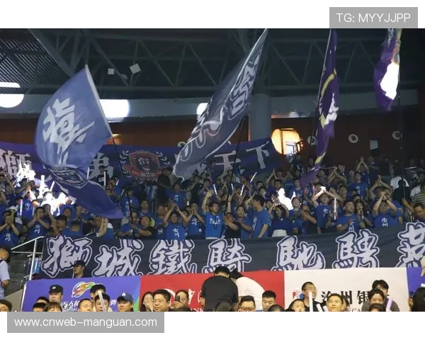 比赛因球迷向场内投掷烟雾弹中断十五分钟