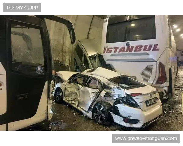 世界杯捷克站发生大规模连环摔车，比赛一度中断，无车手重伤